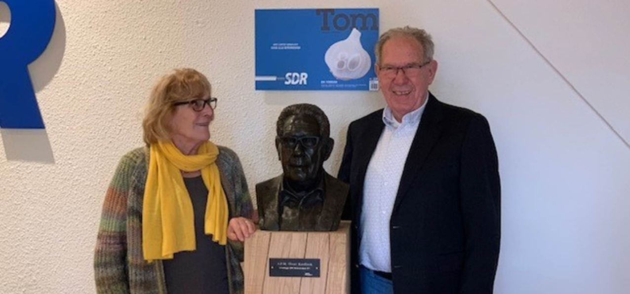 Onthulling borstbeeld Tom Knoflook